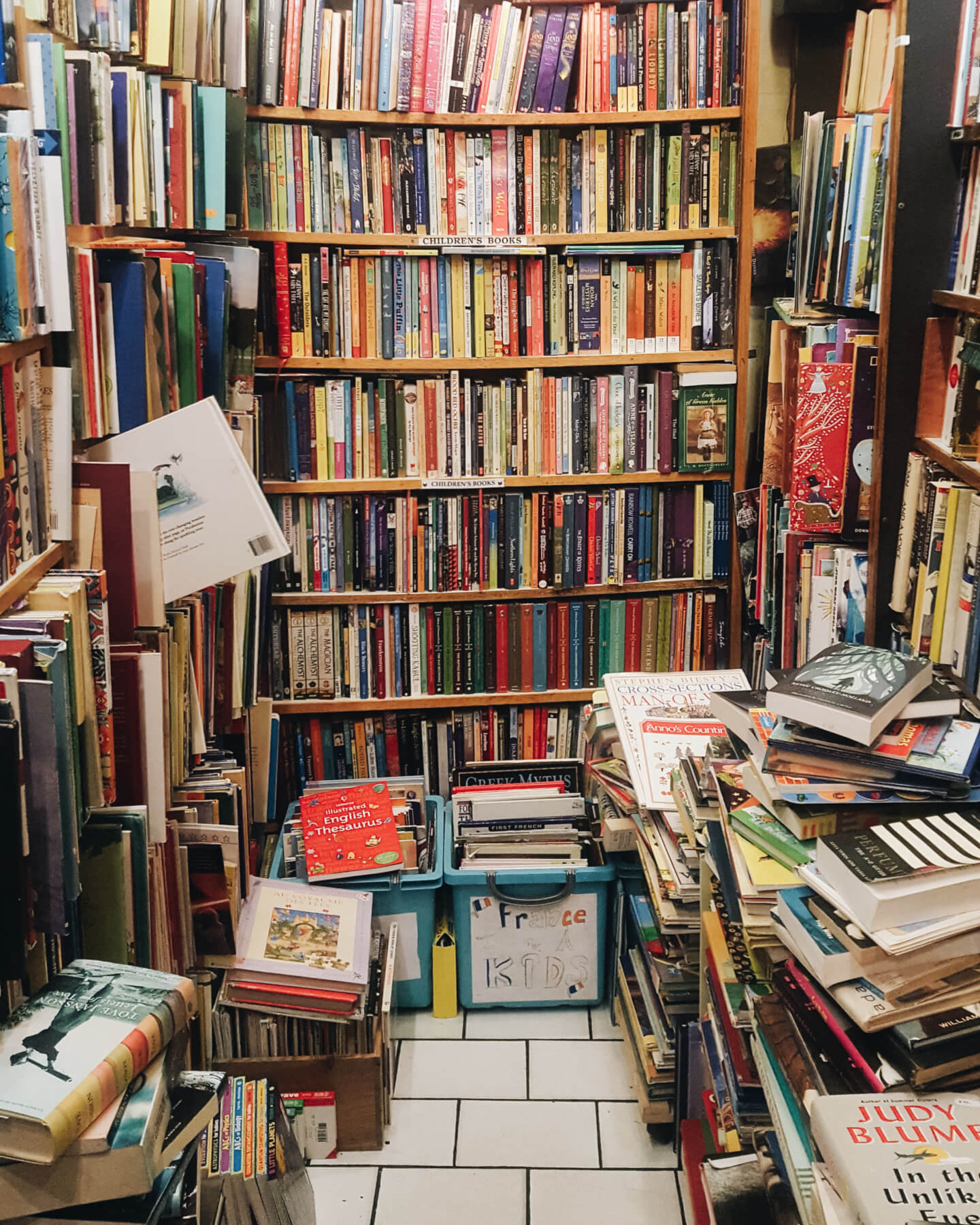 The Abby Bookshop Paris France アットホームなパリの書店で本好きな店主とおしゃべりを Mikitravelgram